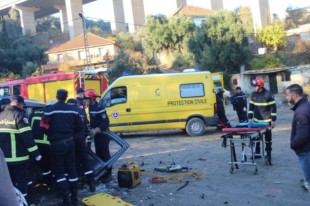 المدية: إصابة 12 شخصًا بينهم أطفال إثر اصطدام سيارة بحافلة روضة