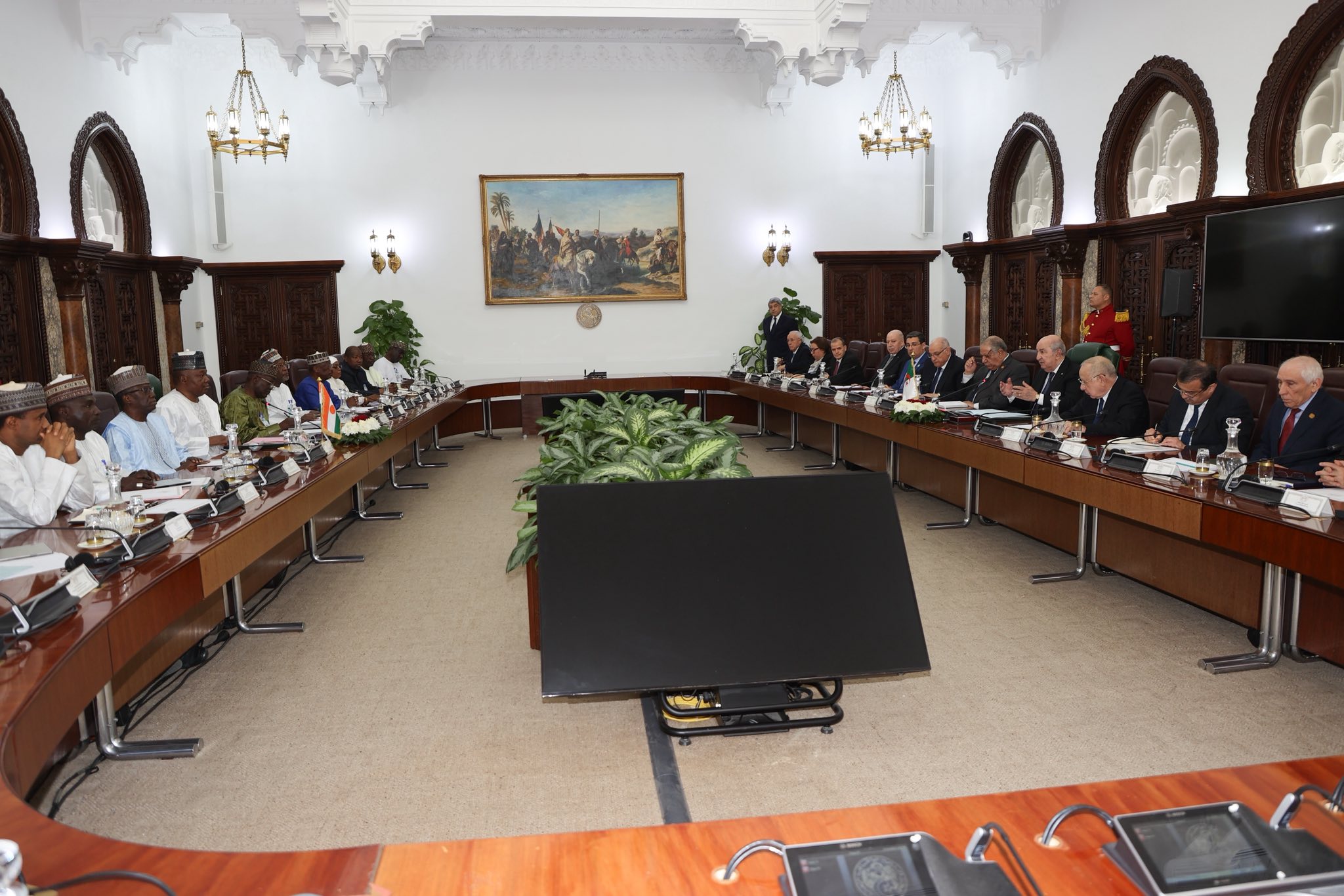 استقبال رسمي بقصر الرئاسة لرئيس جمهورية النيجر