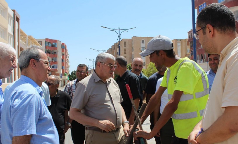 والي قالمة يعاين مشاريع تنموية ويشيد بجهود عمال النظافة